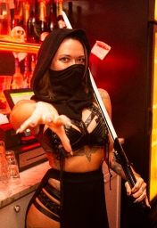 girl in sexy star wars costume at the halloween bar crawl